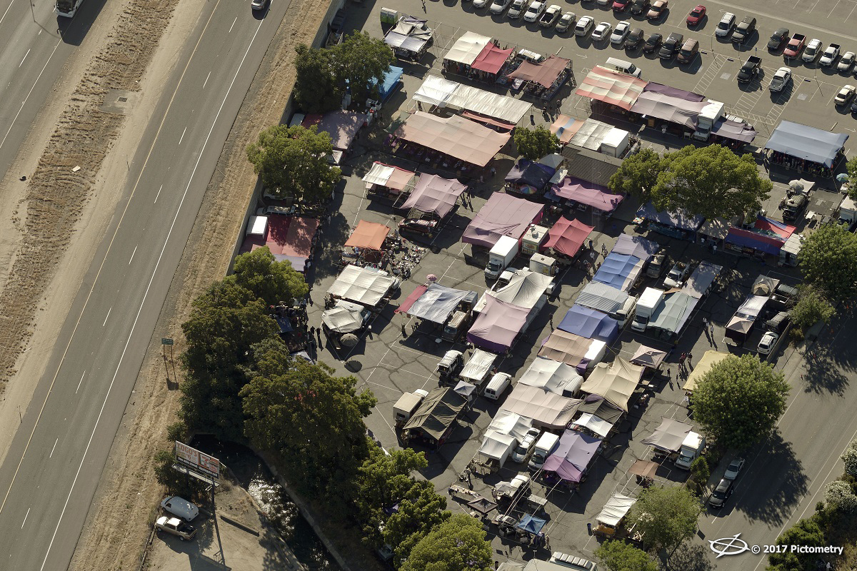 Flea market CAZSTO070062NeighObliq5856E_160626