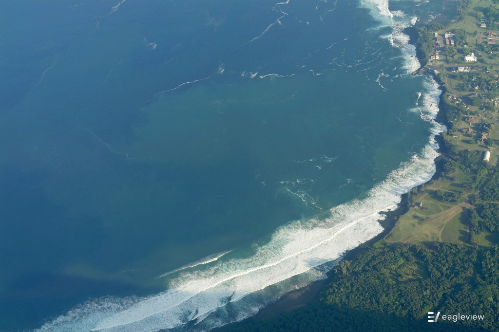 Crashing wave